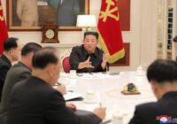 رهبر کره شمالی مقامات کشورش را در برابر کووید-۱۹ به “بی‌کفایتی” متهم کرد