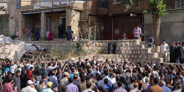 رئیسی از روستای قلعه جی کردستان بازدید کرد