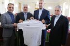 اهدای پیراهن تیم ملی فوتبال به وزیر خارجه