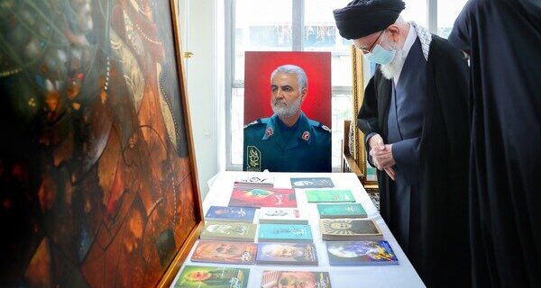 بازدید رهبر انقلاب از نمایشگاه تولیدات فرهنگی هنری پیرامون شهید سلیمانی