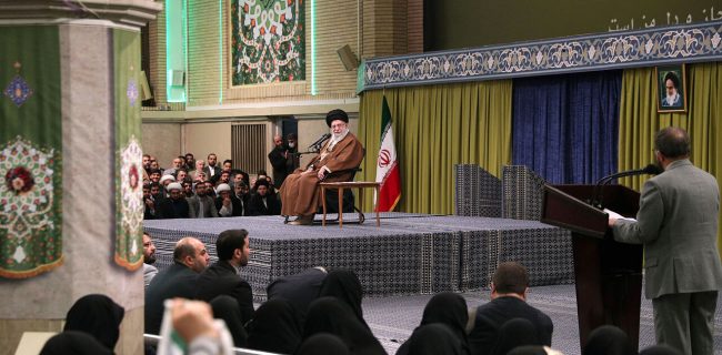 رهبر انقلاب: ملت ایران هرکس که مزدوری آمریکا را کند،لگدمال خواهد کرد رهبر انقلاب: ملت ایران هرکس که مزدوری آمریکا را کند،لگدمال خواهد کرد