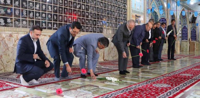 ادای احترام مدیرعامل بانک مسکن و هیات همراه به مقام شهدا/تاکید دکتر خورسندیان بر تلاش در جهت سربلندی ایران اسلامی