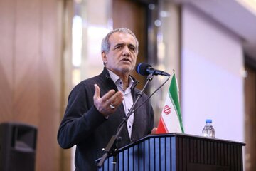 پزشکیان: نباید مردم را به خودی و غیرخودی تقسیم کرد/ با کمک مردم ایستاده‌ایم